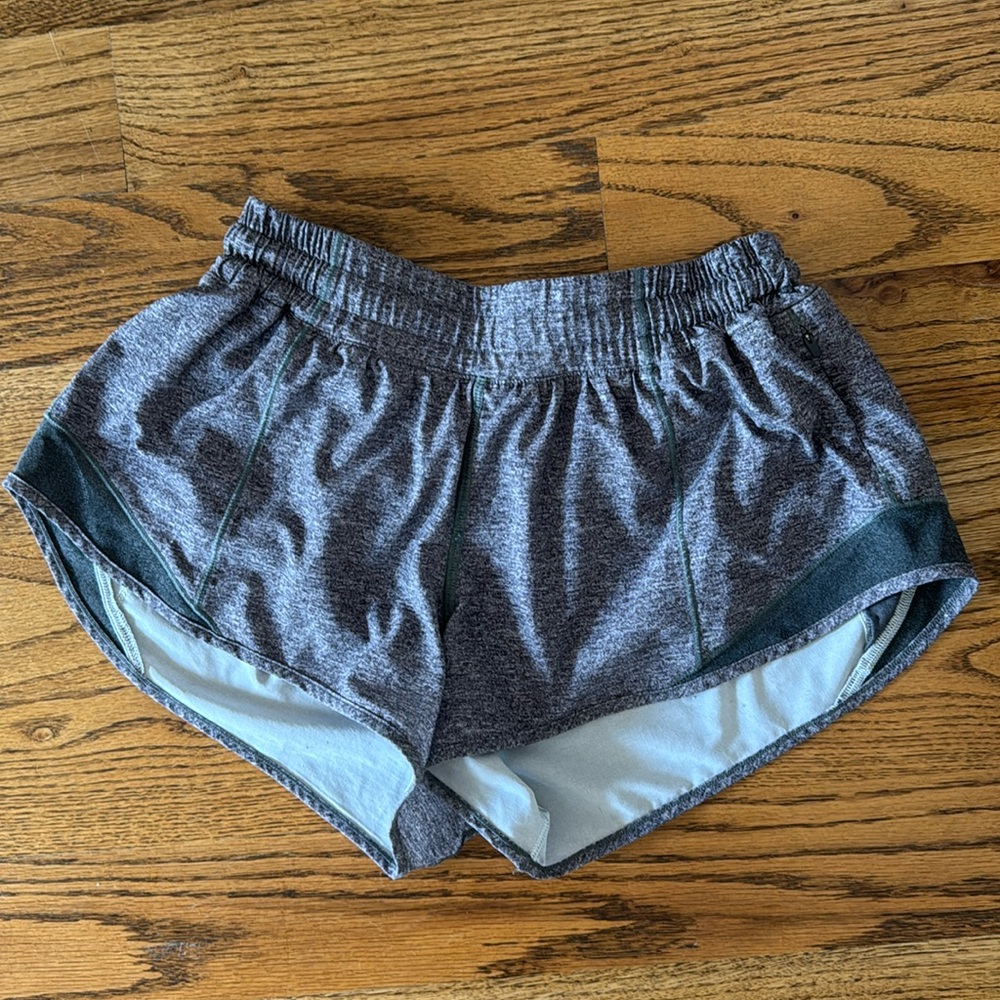 Lululemon Hotty Hot 2.5” inseam lined shorts Size 6 Grey/Gray